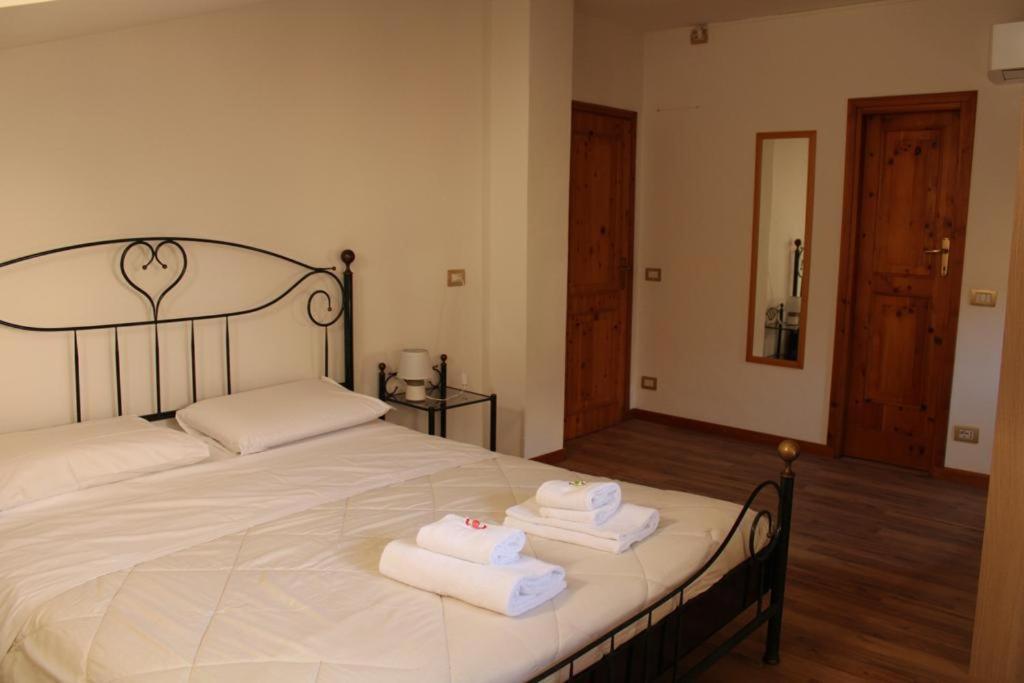 Hotel Al Verde Мандельо дел Ларио Екстериор снимка