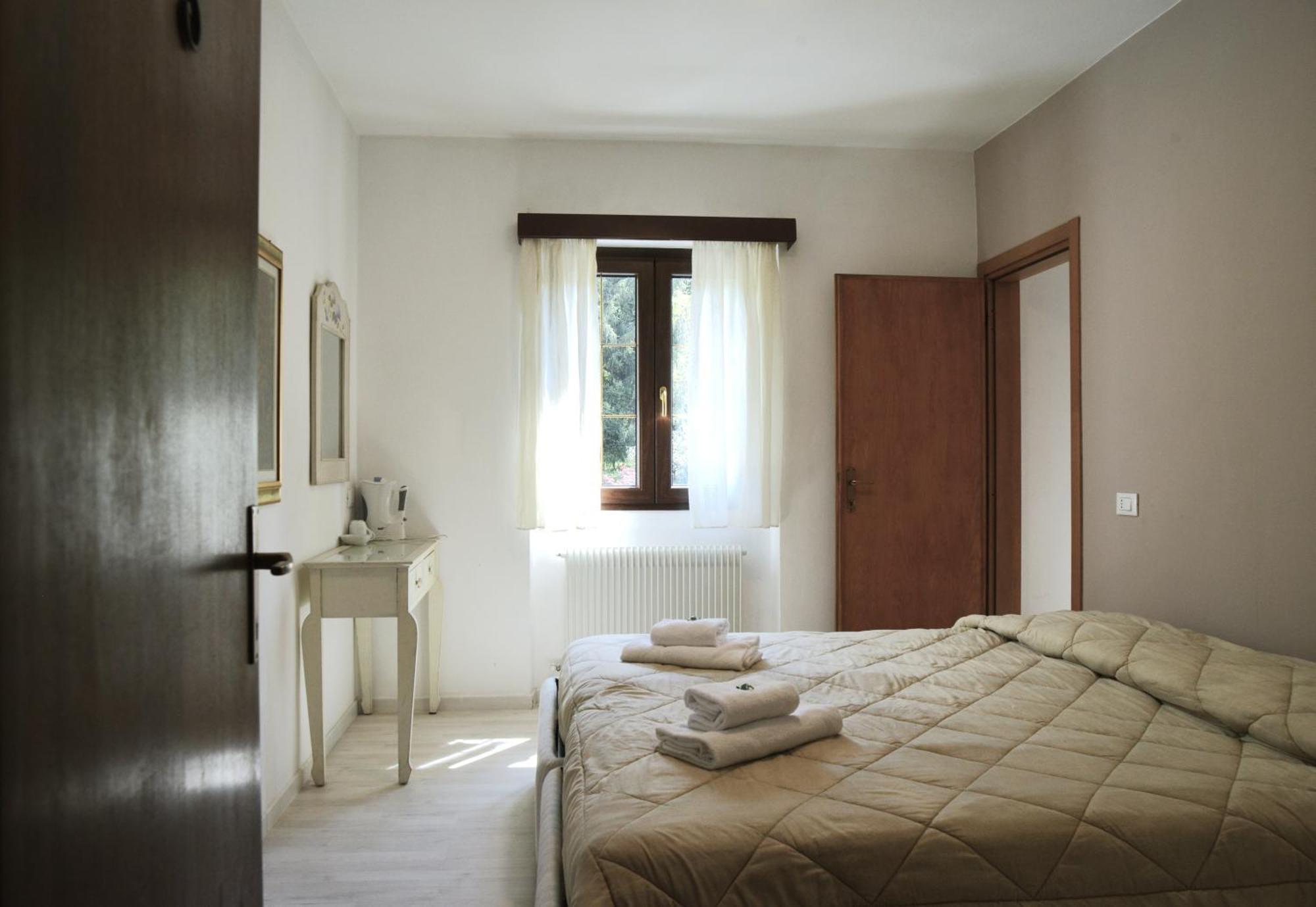 Hotel Al Verde Мандельо дел Ларио Екстериор снимка